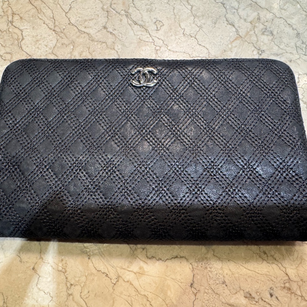Authentic Chanel wallet, GUC/COA/ hologram